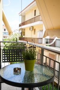 een tafel met een potplant op een balkon bij Stefanos apartment in Nafplio