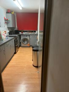 A kitchen or kitchenette at 1 bedroom garden flat zone 2