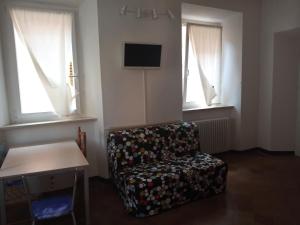 ein Wohnzimmer mit einem Stuhl und einem Tisch in der Unterkunft ai18diamanti apartments in Saludecio
