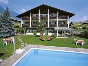 The swimming pool at or close to Pension Weingarten