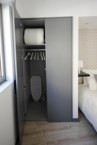 1 dormitorio con puerta que da a un armario en Blue Salinas, en Aveiro