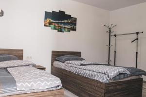 two beds sitting next to each other in a bedroom at Spinning la Divici in Divici
