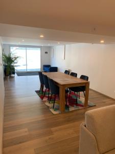 - une salle à manger avec une table et des chaises en bois dans l'établissement Souplex proche de Pont-Audemer, 