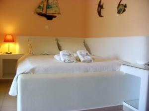 Ein Bett oder Betten in einem Zimmer der Unterkunft Blue Harmony Apartments