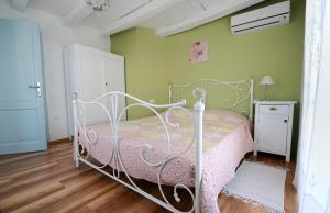 a bedroom with a white bed with a pink blanket at Holiday Home Nono Frane in Lindar