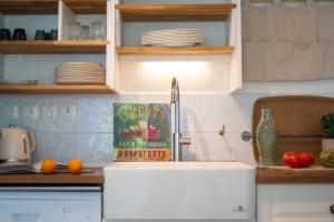 eine Küchenspüle mit einem Kochbuch darüber in der Unterkunft Bel appartement lumineux à Biarritz in Biarritz