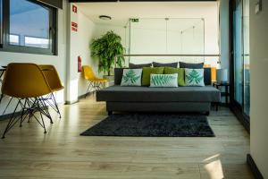 un soggiorno con un divano e un tappeto di Blue Salinas ad Aveiro