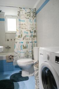 een badkamer met een toilet en een wasmachine bij Stefanos apartment in Nafplio