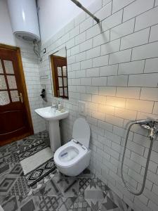 bagno con servizi igienici e lavandino di Cozy Wooden House a Durrës