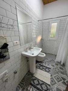 Et badeværelse på Cozy Wooden House