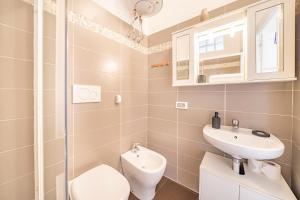 un baño con inodoro y lavabo en 2mn de Monaco - Centre de Beausoleil - CH, en Beausoleil 8 fotos más