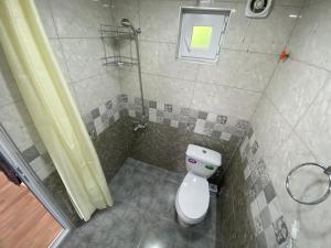 uma pequena casa de banho com WC e chuveiro em Sweet House Rabati em Akhaltsikhe