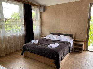 um quarto com uma cama com duas toalhas em Sweet House Rabati em Akhaltsikhe