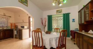 Dapur atau dapur kecil di Chez Benoit Self Catering