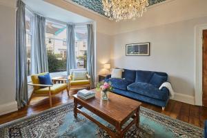 uma sala de estar com um sofá azul e uma mesa em Host & Stay - Hidden Gem em Saltburn-by-the-Sea