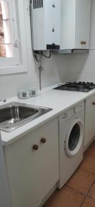 Il comprend une cuisine équipée d'un évier et d'un lave-linge. dans l'établissement Apartamento con vistas en el centro de Mojácar, à Mojácar