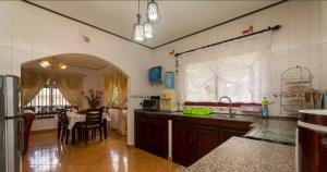 Kuchyň nebo kuchyňský kout v ubytování Chez Benoit Self Catering + 37 fotografií