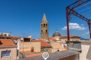 vista su una torre dell'orologio in città di Lovely Central Nest ad Alghero