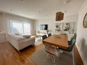 Home Luxury - Villagarcía في فيلاغارثيا دي أروزا: غرفة معيشة مع أريكة وطاولة