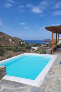 uma piscina com vista para o oceano em Epithea Suites Kythnos 1 με ιδιωτική πισίνα em Kythnos