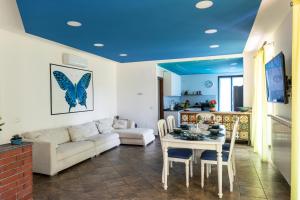 a living room with a couch and a table with chairs at Villa De Alberti in Vergiate