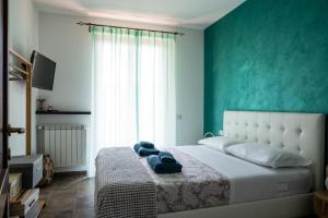 a bedroom with a bed with towels on it at Villa De Alberti in Vergiate