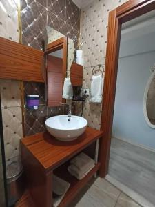 uma casa de banho com um lavatório e um espelho em Adalı Hotel & Suites em Bursa