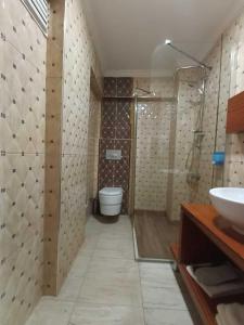 uma casa de banho com um chuveiro, um WC e um lavatório. em Adalı Hotel & Suites em Bursa