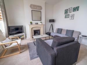 a living room with a couch and a fireplace at Beautiful 5 Guest Property with free parking in Nottingham