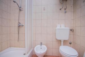 ein Badezimmer mit Toilette, Dusche und Waschbecken in der Unterkunft Apartment Dina in Malinska