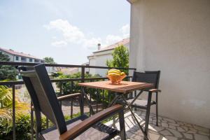 Ein Balkon oder eine Terrasse in der Unterkunft Apartment Dina
