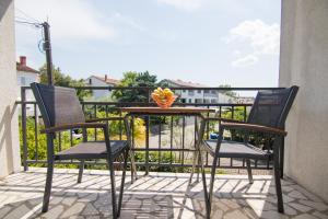 Ein Balkon oder eine Terrasse in der Unterkunft Apartment Dina