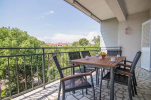 Ein Balkon oder eine Terrasse in der Unterkunft Apartment Dina