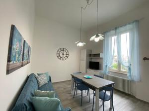 a living room with a blue couch and a table at Villa Rosy in San Vincenzo