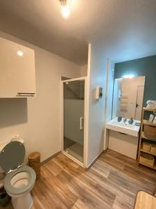 a bathroom with a toilet and a sink at Le Mayda - Parking Privé Gratuit in Marseille