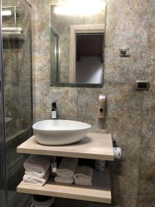 een badkamer met een wastafel en een spiegel bij Bed & Breakfast De Nittis in Barletta