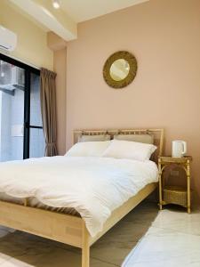 1 dormitorio con cama y espejo en la pared en 日日見宅 Matsuya, en Huwei