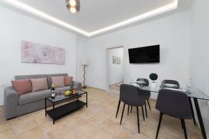 A television and/or entertainment centre at Ariadni Villas Faliraki