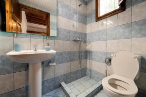A bathroom at Ariadni Villas Faliraki