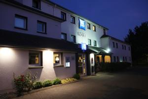 a hotel at night with the lights on at ibis budget Nantes Sainte Luce in Sainte-Luce-sur-Loire