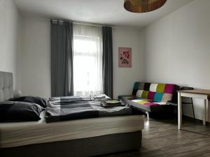 um quarto com uma cama, uma cadeira e uma janela em Nice and comfortable studio in Pankow em Berlim