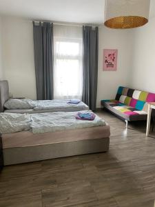 um quarto com 2 camas e um sofá em Nice and comfortable studio in Pankow em Berlim