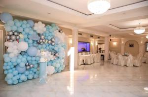 una parete di palloncini con palloncini blu e bianchi in una sala da ballo di Prince Hotel a Tirana