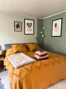 - une chambre avec un lit et une couette en orange dans l'établissement "Ohuus" Ferienwohnung mit eingezäuntem Garten, à Büsum