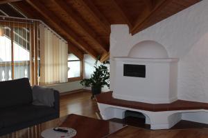 sala de estar con sofá y chimenea en Ferienwohnungen Sternkopf, en Immenstadt im Allgäu