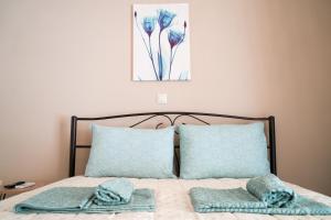een slaapkamer met een bed met twee handdoeken erop bij Stefanos apartment in Nafplio