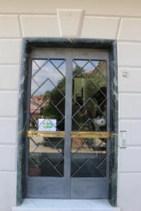 a window on a building with a view of a yard at Affittacamere DA MARIA TERESA in Sestri Levante