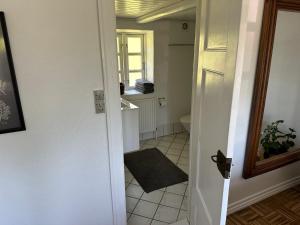 Koupelna v ubytování Kærbøllinggård