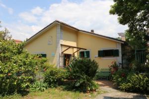 une petite maison jaune avec un jardin dans l'établissement Affittacamere DA MARIA TERESA, à Sestri Levante