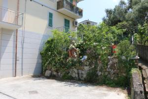 a stone retaining wall next to a building at Affittacamere DA MARIA TERESA in Sestri Levante